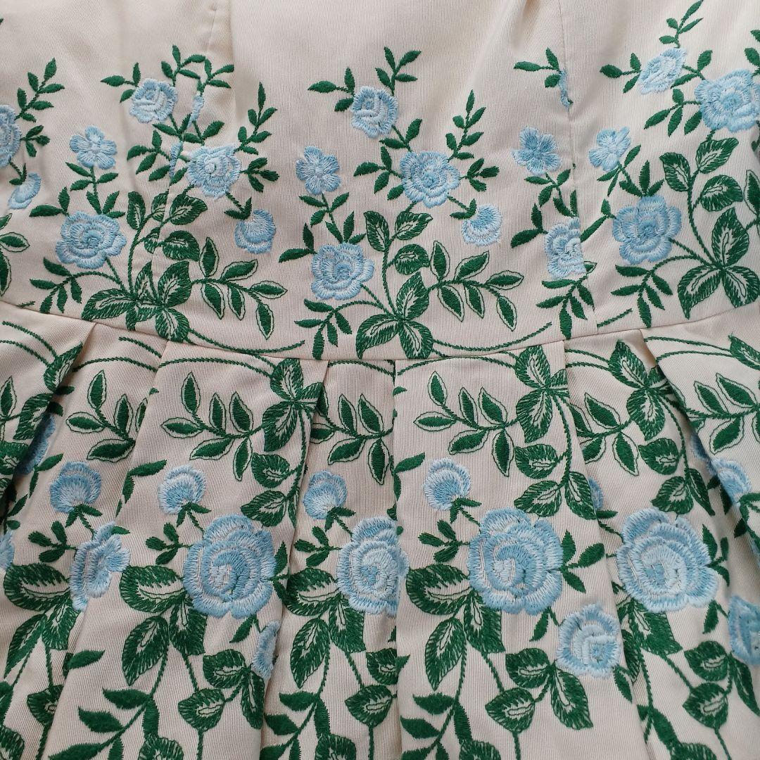 エムズグレイシー刺繍入りクリーム色Aラインドレス