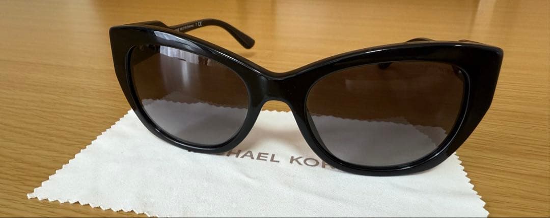 MICHAEL KORS ブラック キャットアイ サングラス