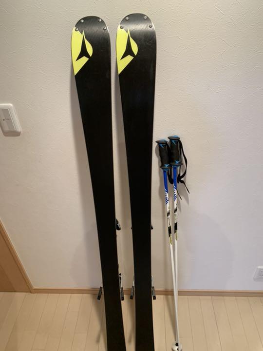 かわいい新作 3点セット Atomicスキー板(165cm)+ストック+ブーツ(28cm) - 板