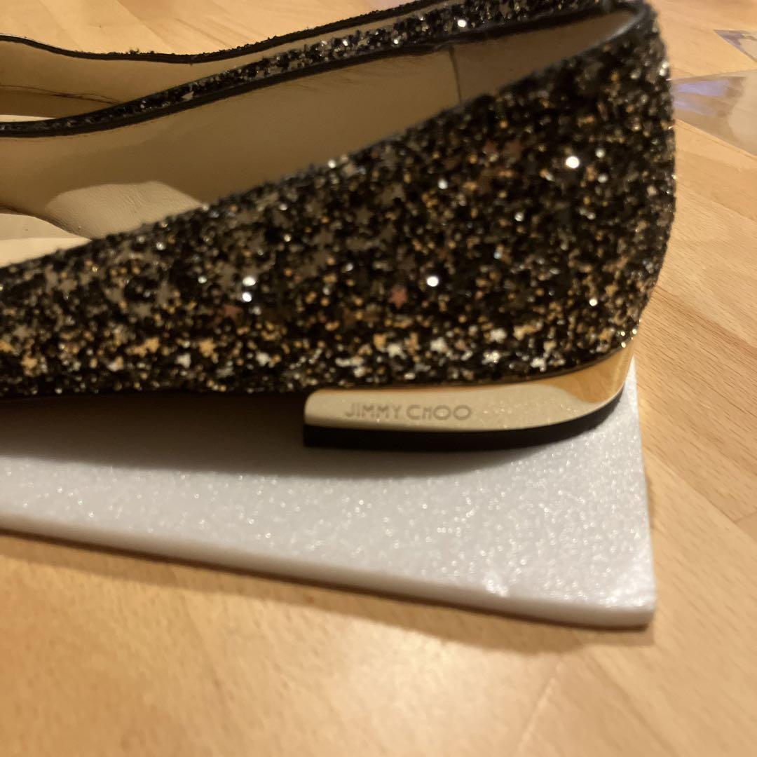 JIMMY CHOO 黒と金のグリッター フラットシューズ
