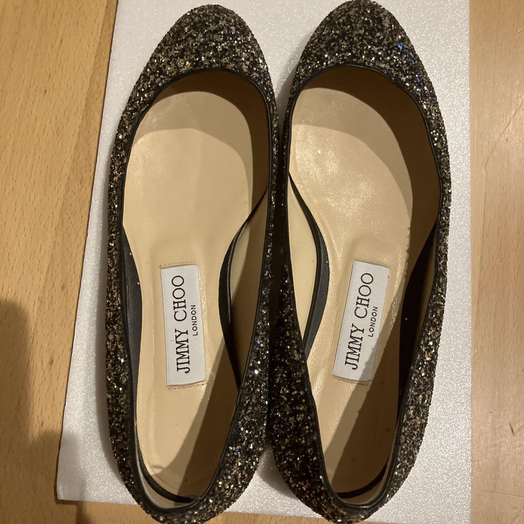 JIMMY CHOO 黒と金のグリッター フラットシューズ