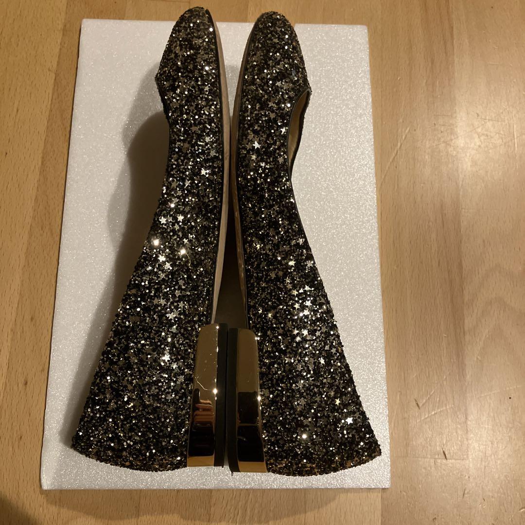 JIMMY CHOO 黒と金のグリッター フラットシューズ