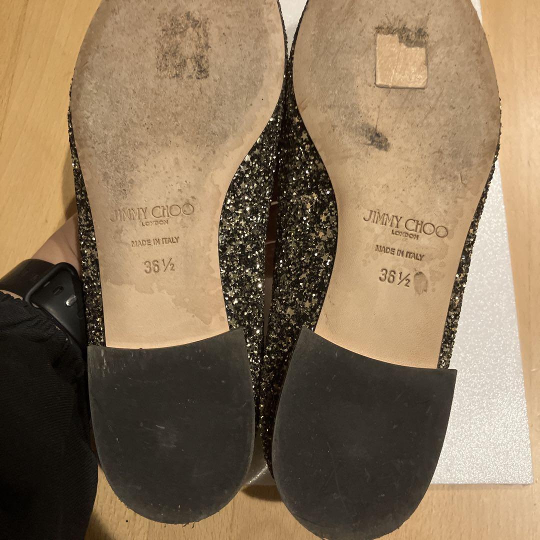 JIMMY CHOO 黒と金のグリッター フラットシューズ