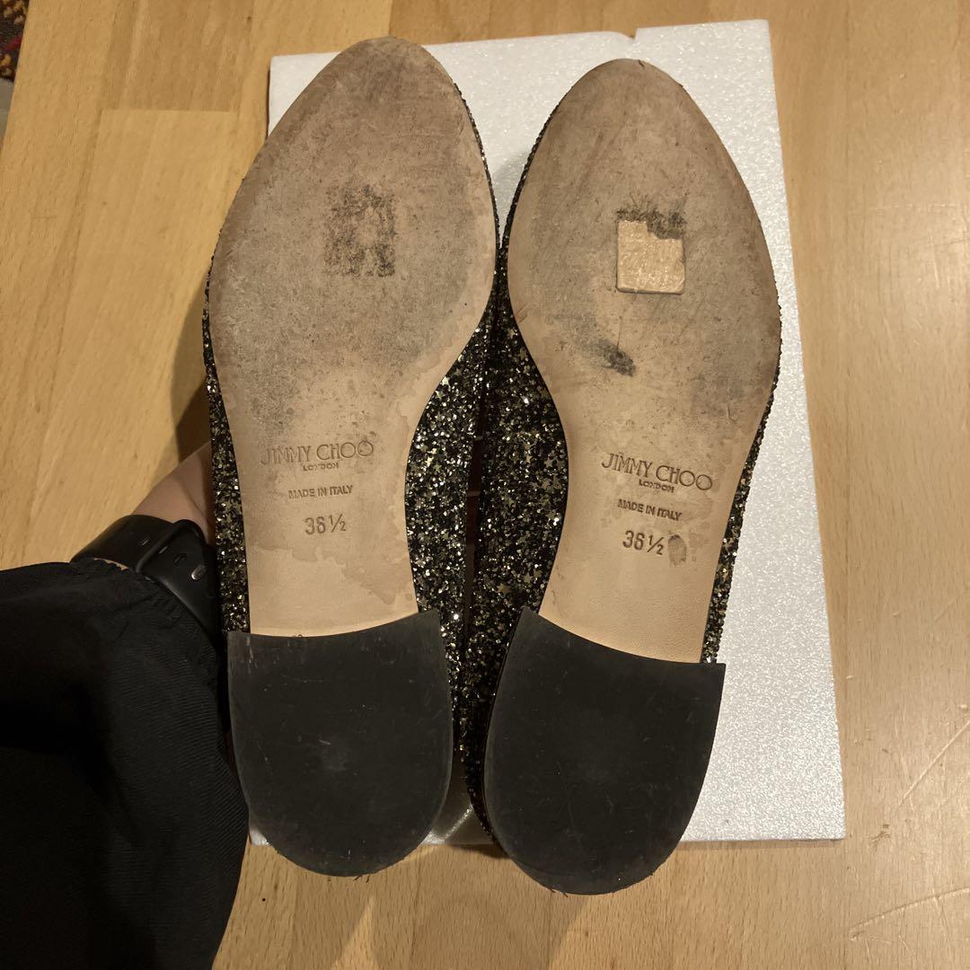 JIMMY CHOO 黒と金のグリッター フラットシューズ