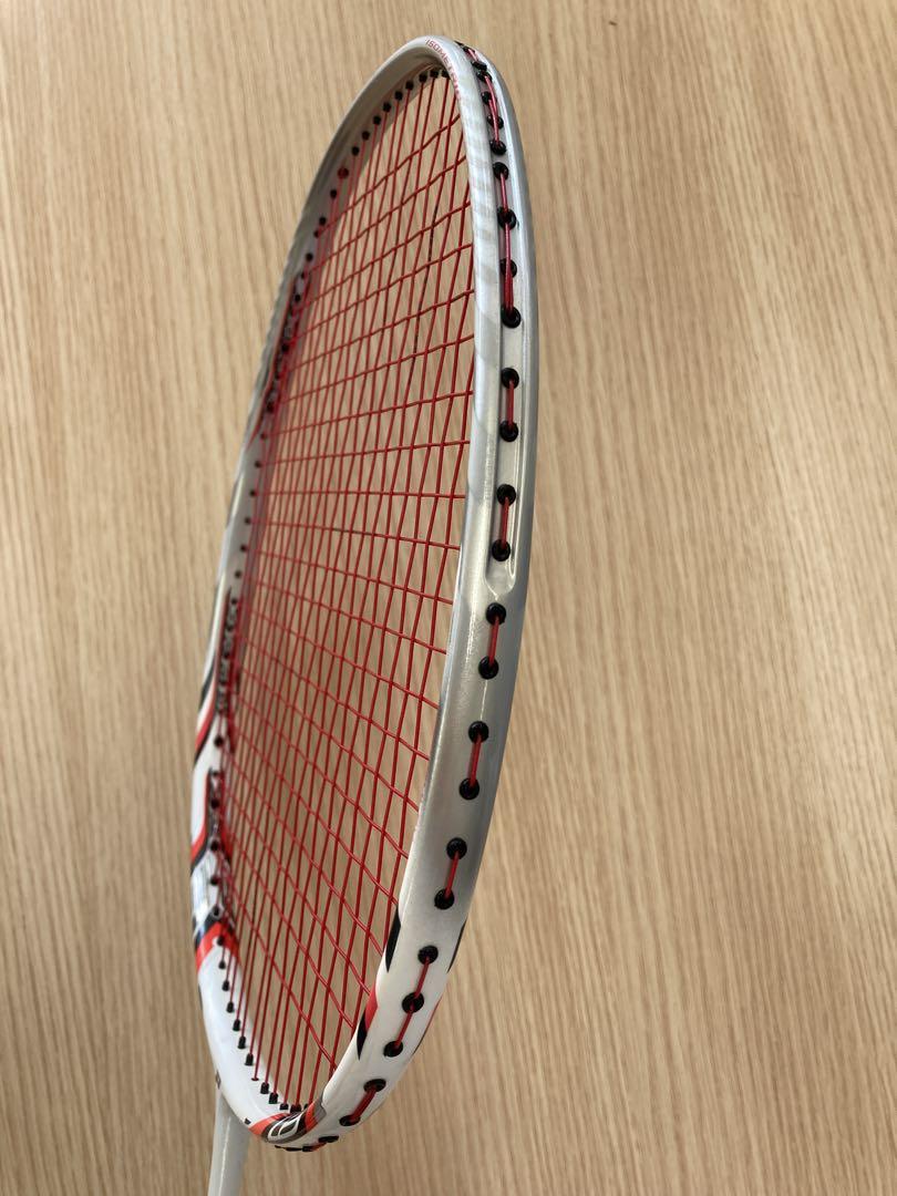 バドミントンラケット ホワイト/レッド　YONEX