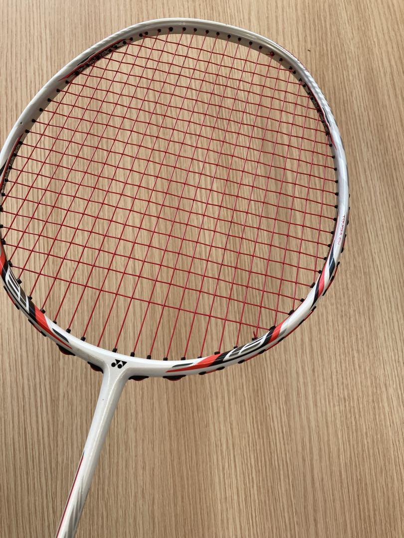 バドミントンラケット ホワイト/レッド　YONEX