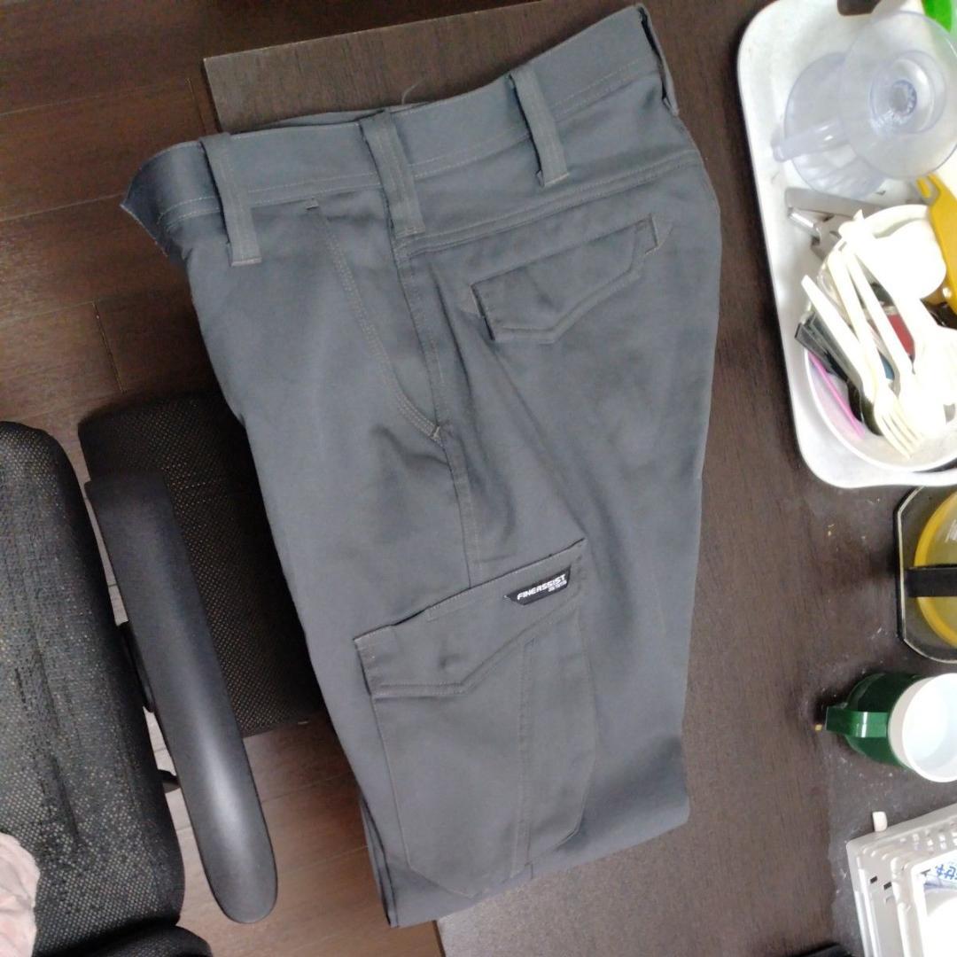 グレーのカーゴパンツ
