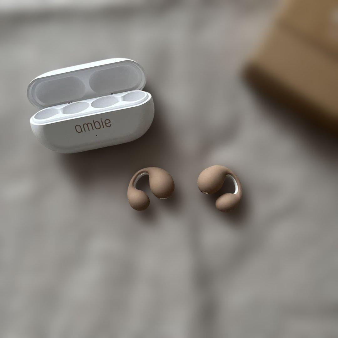 ambie サウンドイヤカフ Latte 充電ケース付き ambie アンビー サウンド イヤカフ AM-TW01 Latte - メルカリ