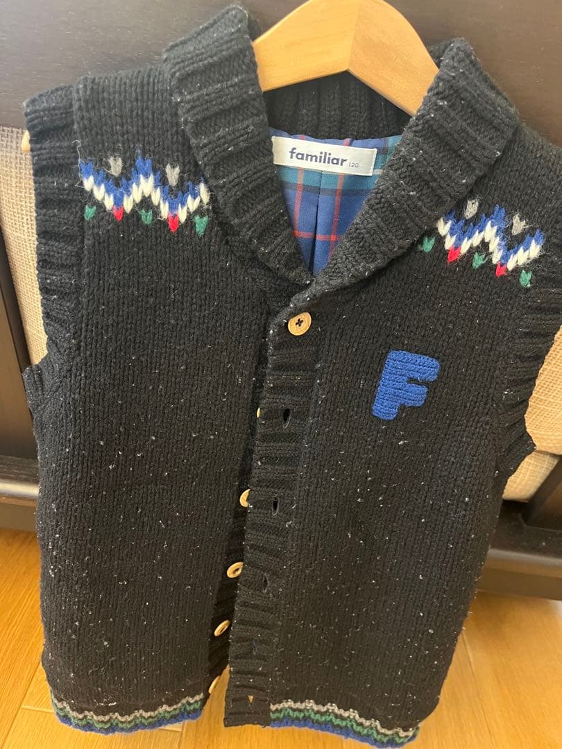 familiar 車刺繍 黒ベスト