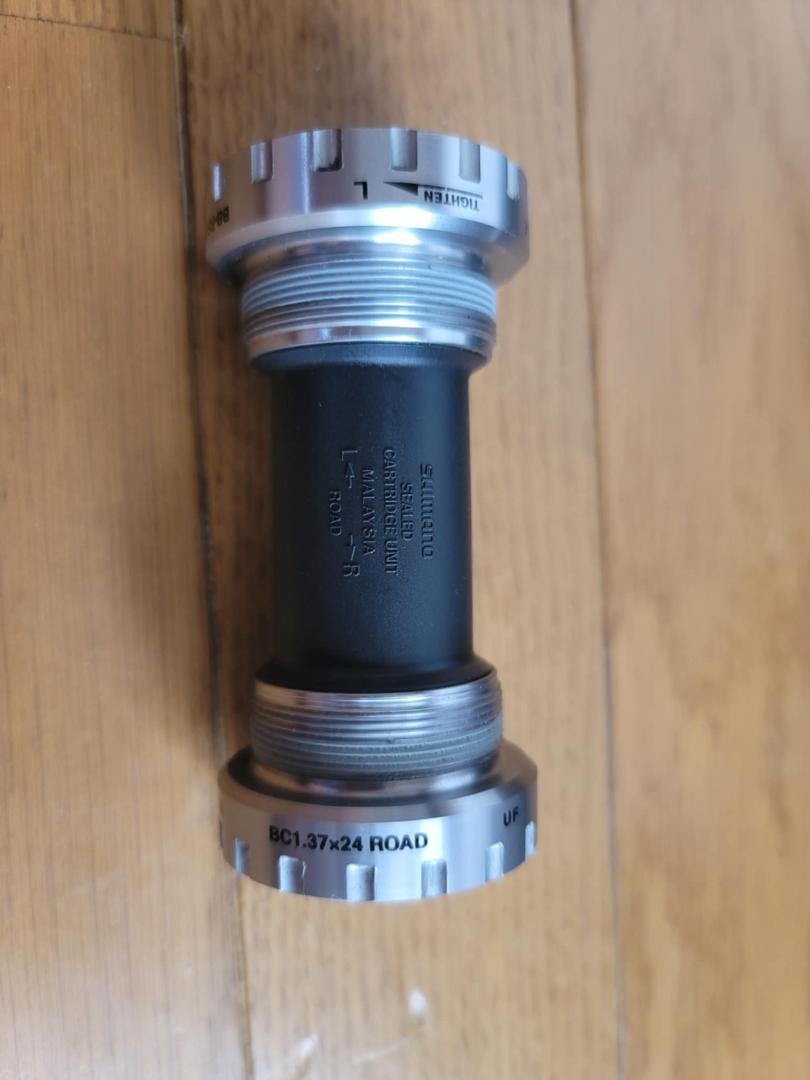 Shimano クランクセットとボトムブラケット