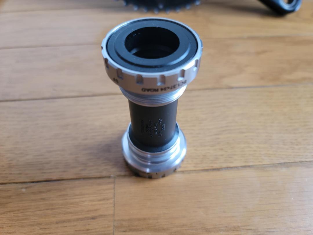 Shimano クランクセットとボトムブラケット