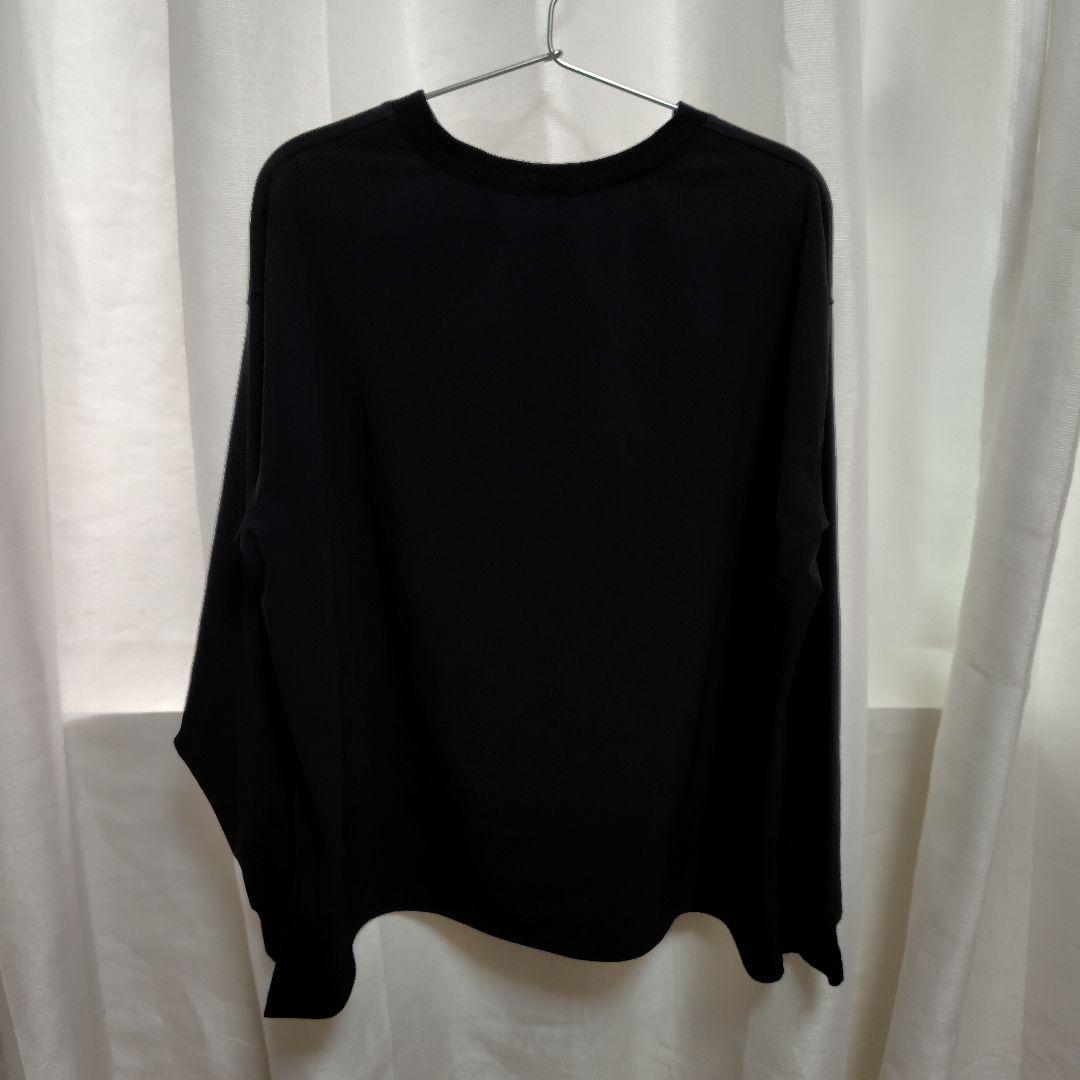ハリ感素材のきれいめプルオーバー