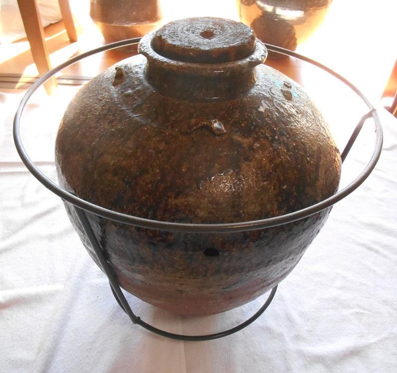 時代物  古壺  詳細不明　 金属スタンド付き
