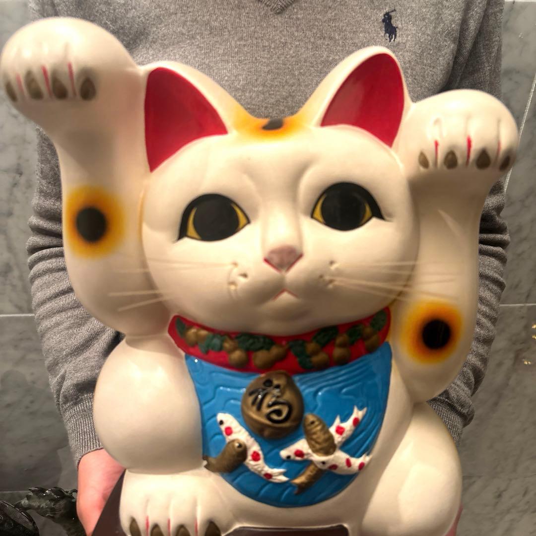 ヴィンテージ瞳や鯉の前掛けが美しい両手上げの金運・良き人を呼ぶ欲張り招き猫 ヴィンテージ瞳や鯉の前掛けが美しい両手上げの金運・良き人を呼ぶ欲張り招き猫