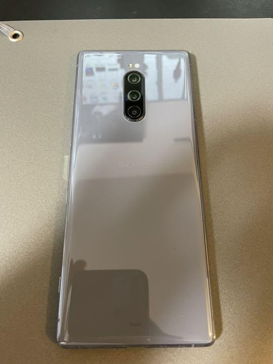 大人気新品 Xperia グレー SIMロック解除済み 純正ケース付き jZA3y-m95605323629 1 au 最安価格(税込)