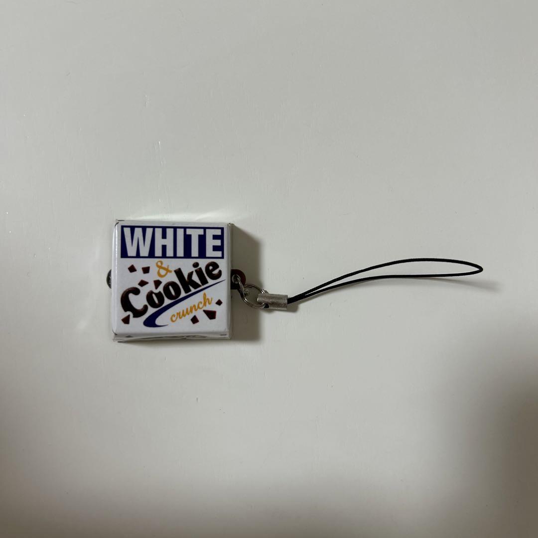 チロルチョコ　LEDライトストラップ　ガチャ