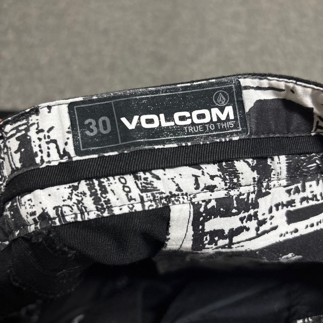 VOLCOM ブラックショートパンツ パッチ付き