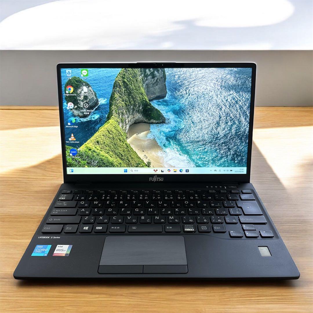 【美品】富士通 LIFEBOOK 2022年製 軽量SSD256GB メモリ8G