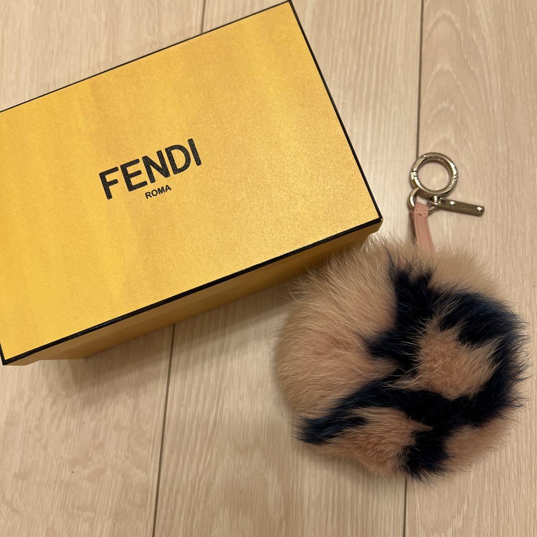 FENDI ファーポンポンキーホルダー　バッグチャーム