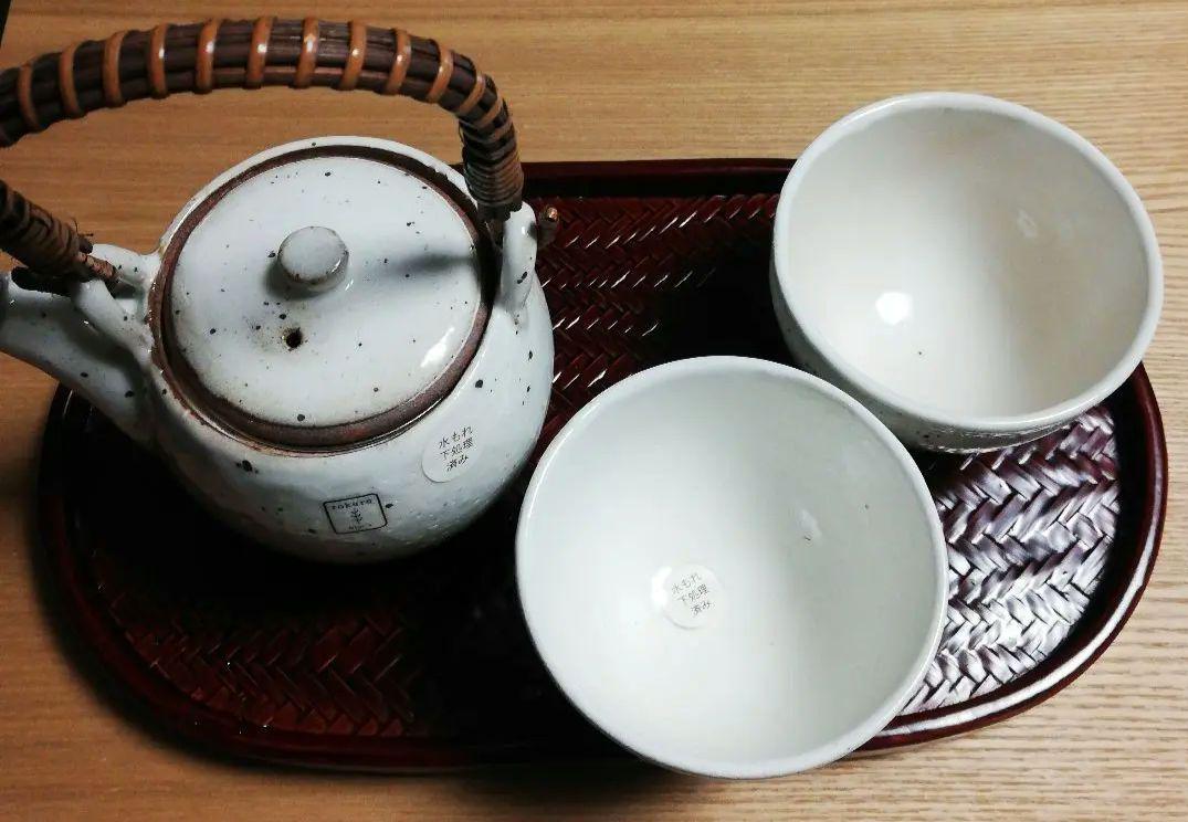 小ぶりのポットと湯呑み2個セット+赤い竹製塗盆