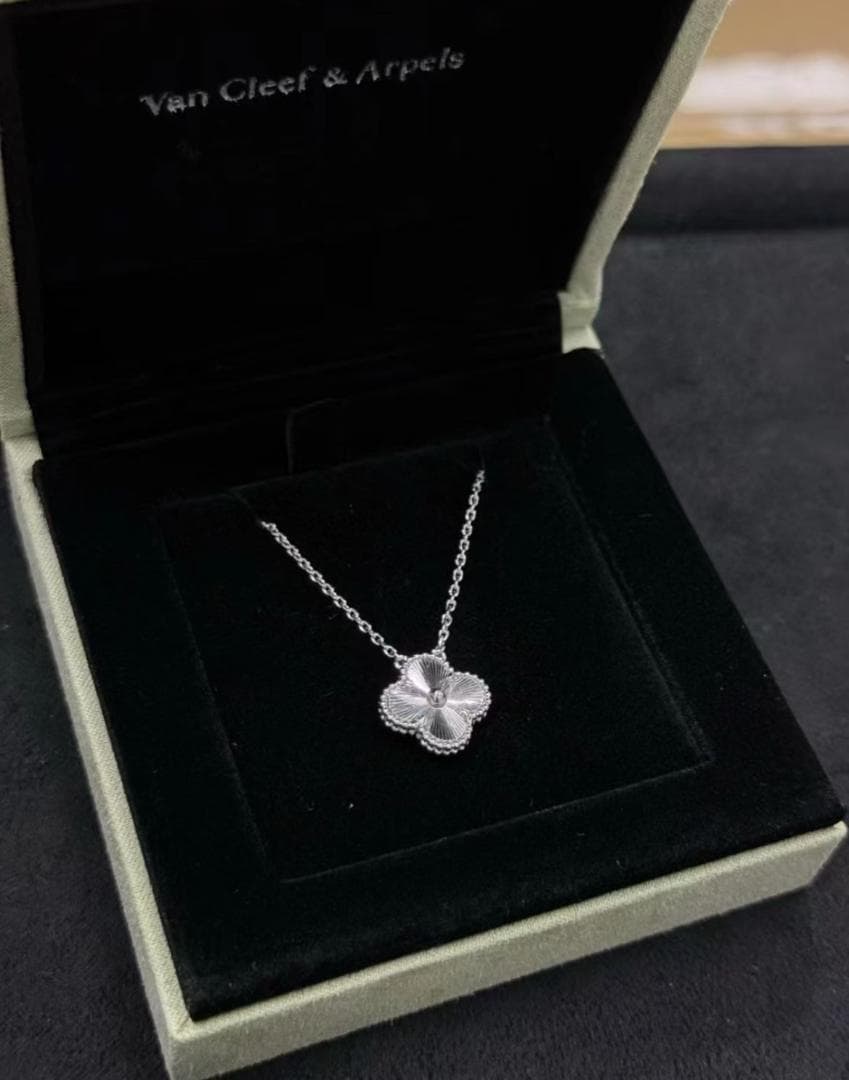 Van Cleef & Arpels フラワーモチーフネックレス