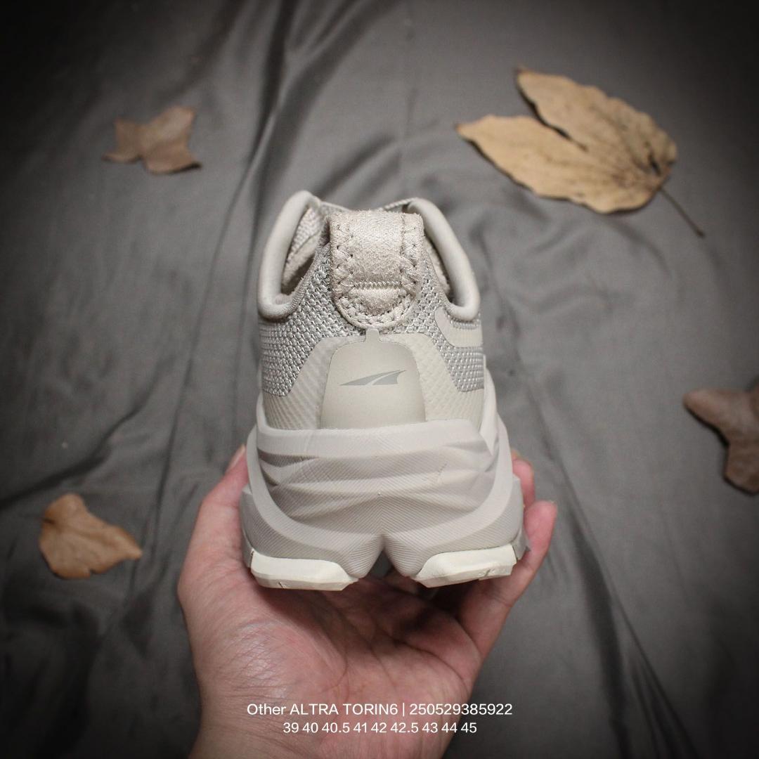 ALTRAオリンパス6 トレラン クッション 耐久性 滑り止め 衝撃吸収l