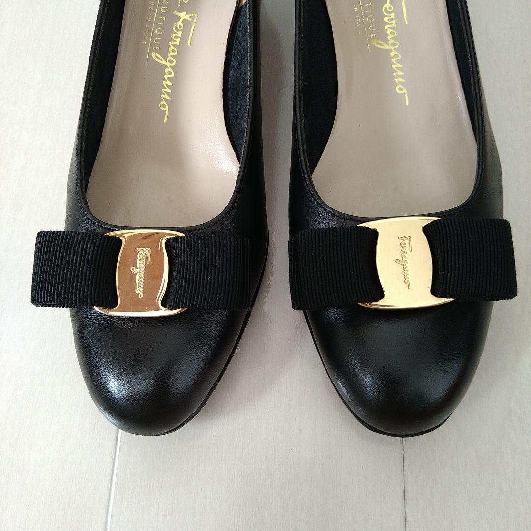 美品 Salvatore Ferragamo パンプス 黒 フェラガモ ヴァラ 国内正規取扱い店 美品 サルバトーレフェラガモ ヴァラ 黒エナメルパンプス≒25cm ハイヒール/パンプス