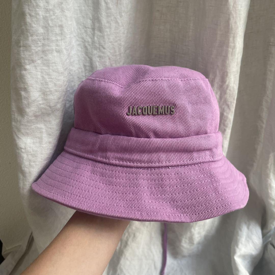 正規店仕入れの Jacquemus ロゴプレート バケットハット lilac 本物！ 帽子 帽子