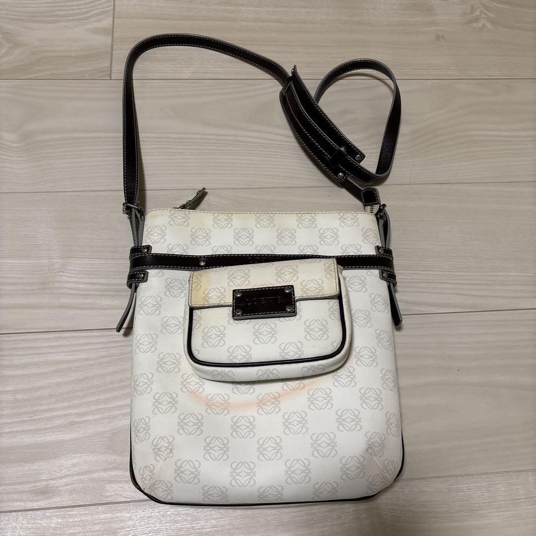 LOEWE アナグラム ショルダーバッグ ホワイト - メルカリ