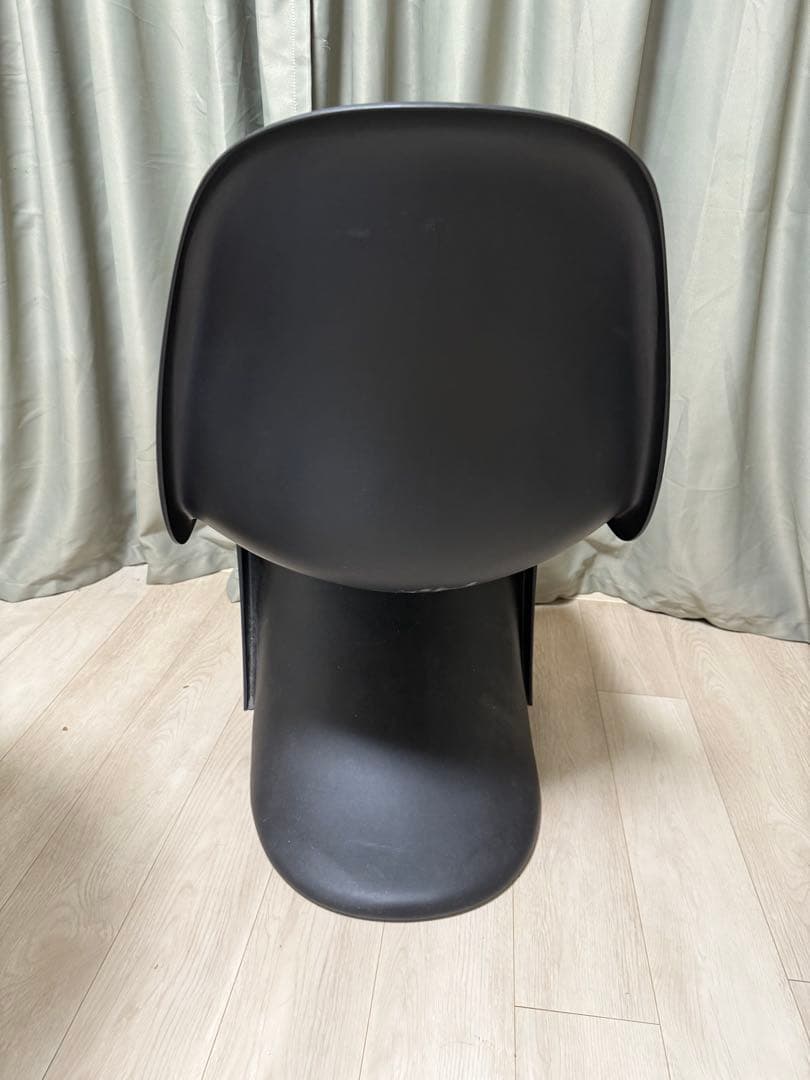 モダン円形テーブルとエルゴノミックチェアセット（別売りも可）