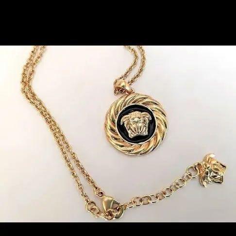 ク*ス様 VERSACE ゴールド ライオンネックレス 凛々しい表情のメデューサ