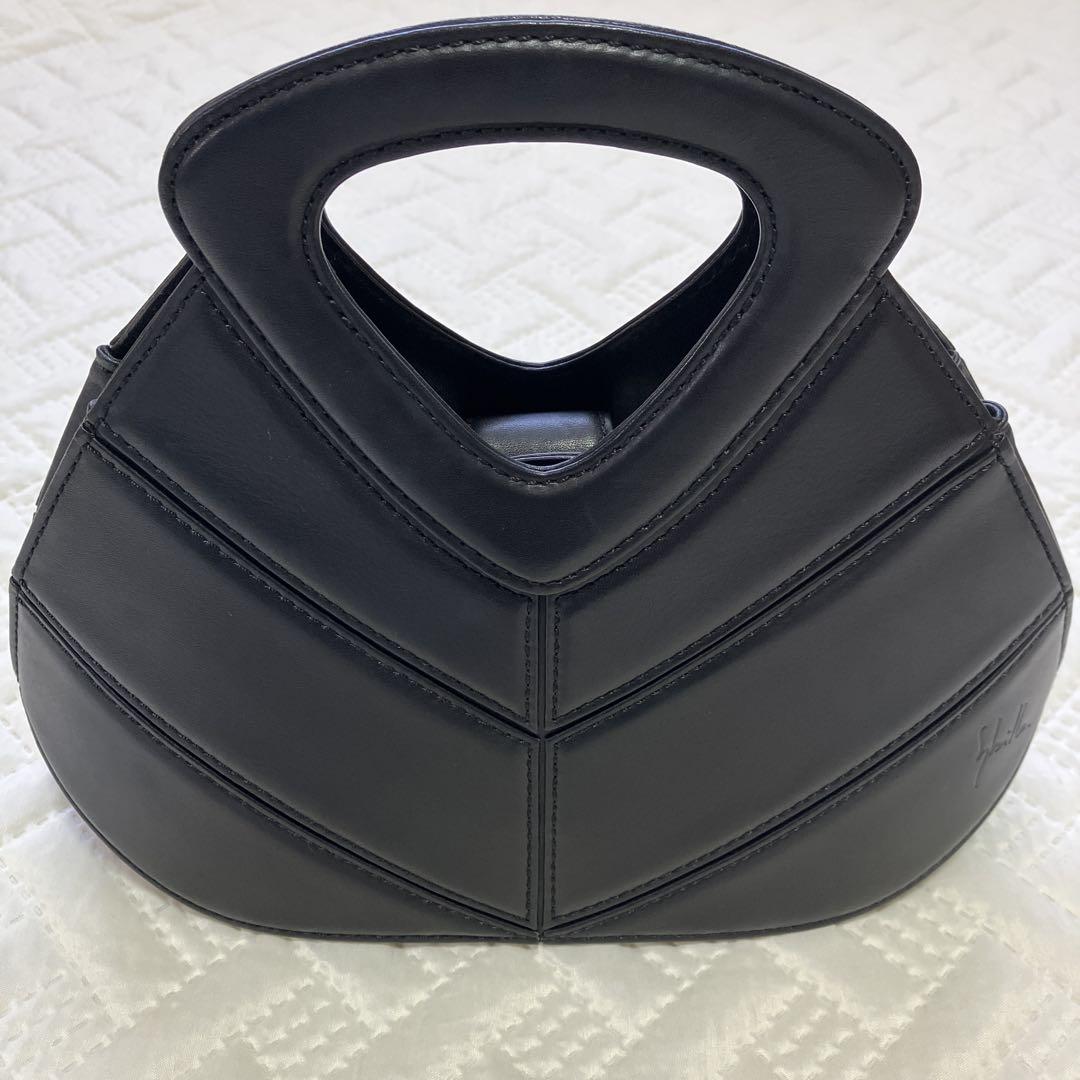 シビラ　ブラックレザー三角ハンドバッグ