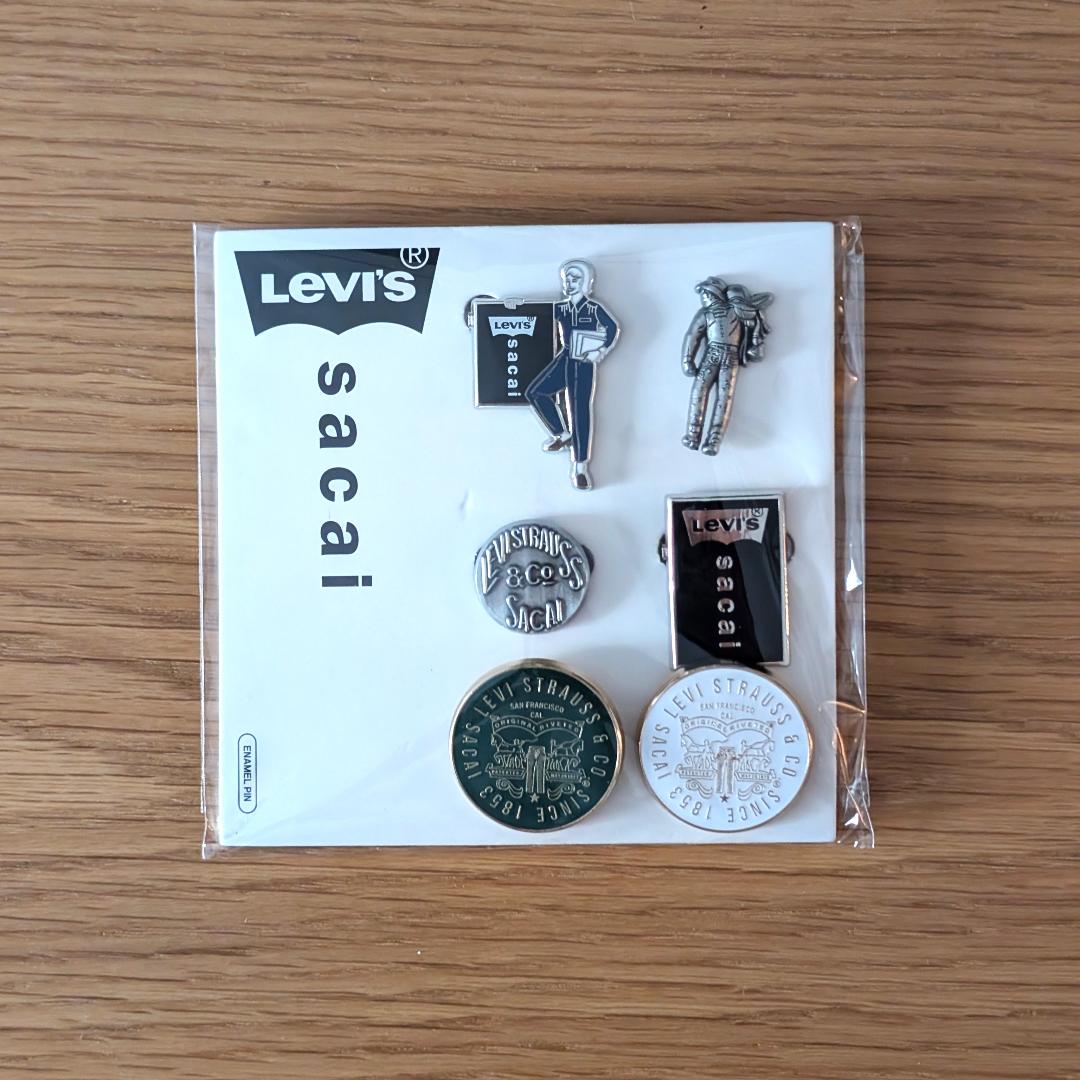 【内祝い】 リーバイス×サカイ（Levi's x sacai）ピンズ6個セット（シルバー アクセサリー