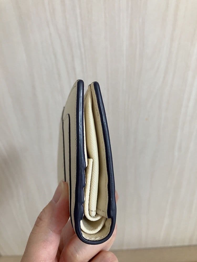 人気！定番☆MARNIマルニ ロゴ　サフィアーノレザー 二つ折り財布 アイボリー