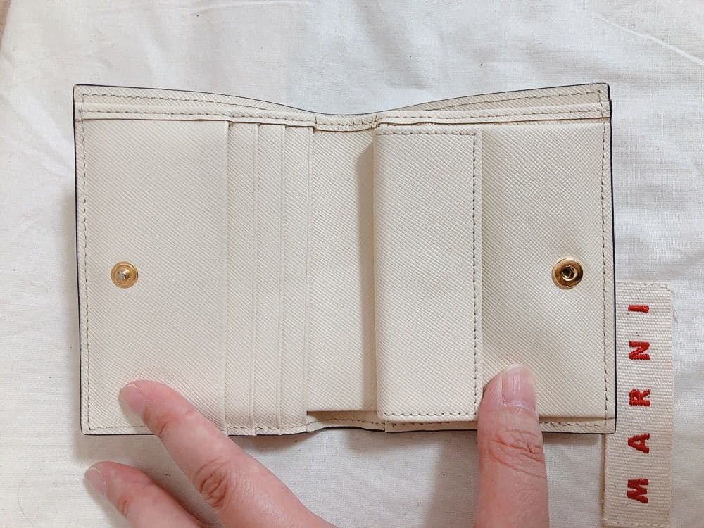 人気！定番☆MARNIマルニ ロゴ　サフィアーノレザー 二つ折り財布 アイボリー
