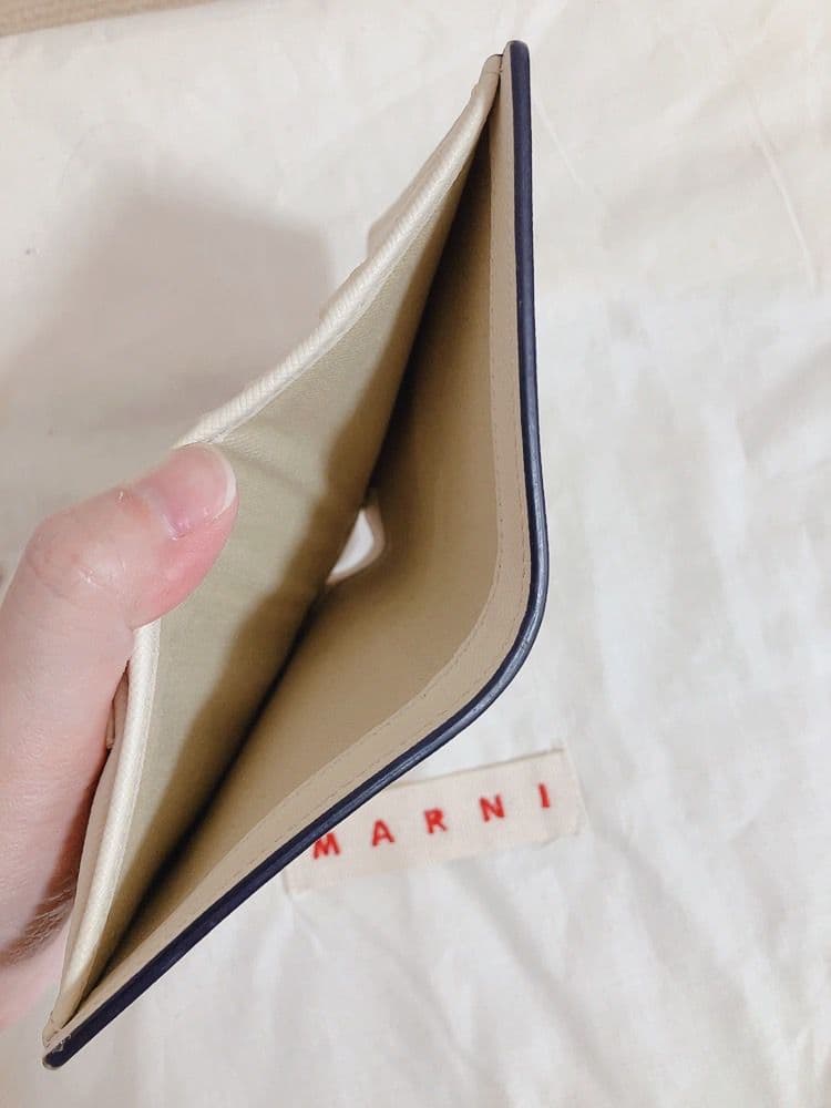 人気！定番☆MARNIマルニ ロゴ　サフィアーノレザー 二つ折り財布 アイボリー