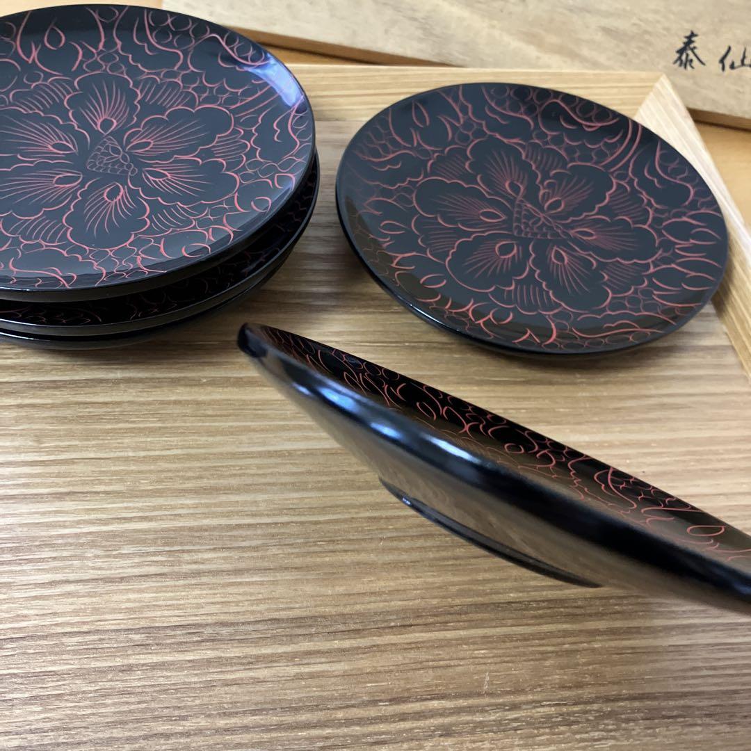 ぷくりん様リクエスト２点まとめ商品/漆塗牡丹彫ボウル銘々皿サーバー・パイレックス Amazon.co.jp: 輪島塗 銘々皿 沈朱 牡丹彫 5枚セット菓子皿 平皿