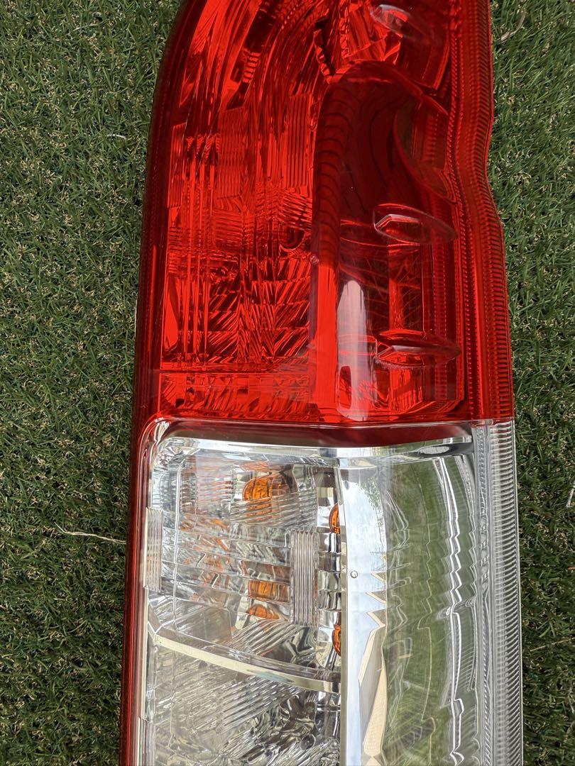 トヨタ200系ハイエース純正左テールランプ