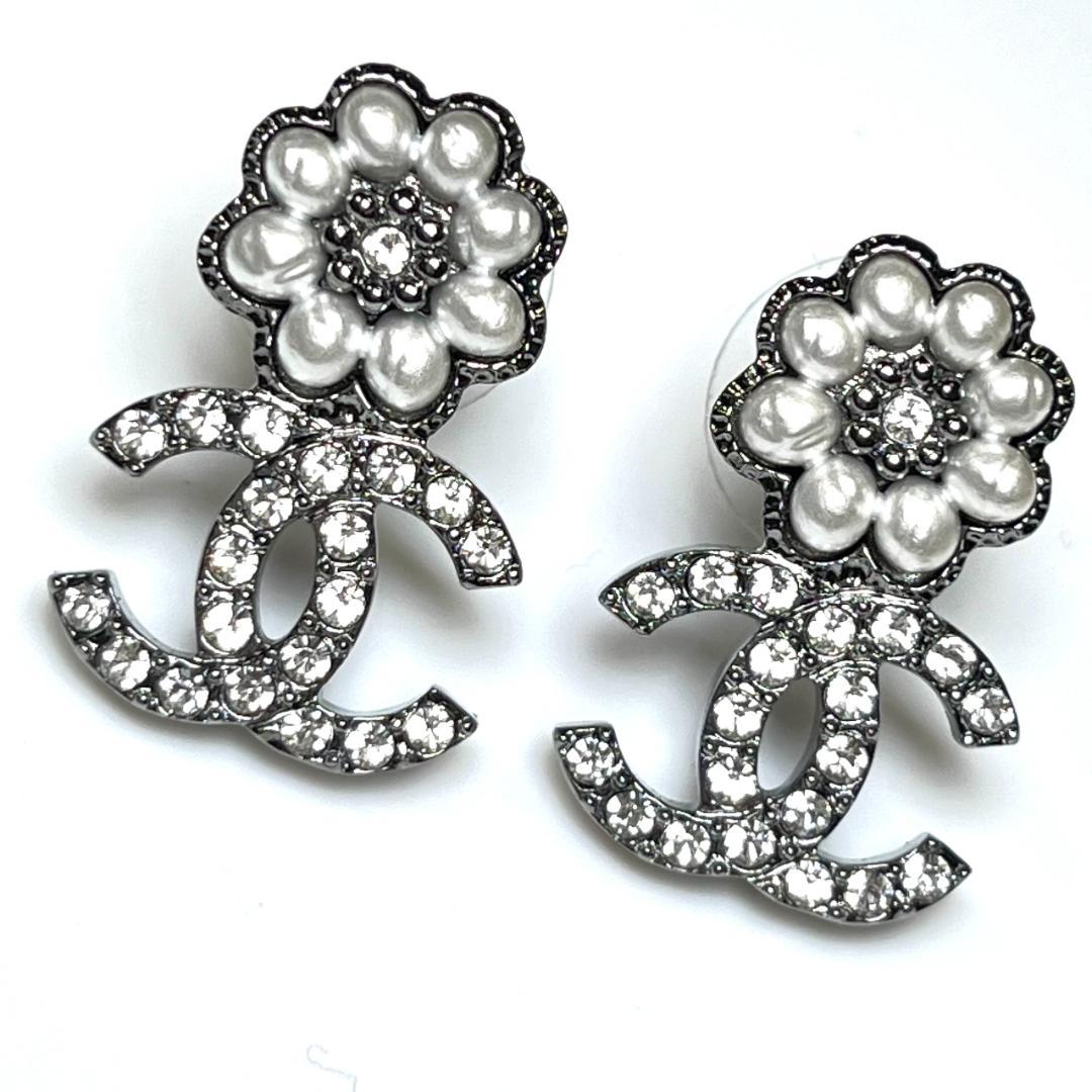 《美品》CHANEL シャネル ピアス WHITE+CRYSTAL 《美品》CHANEL シャネル ピアス WHITE+CRYSTAL