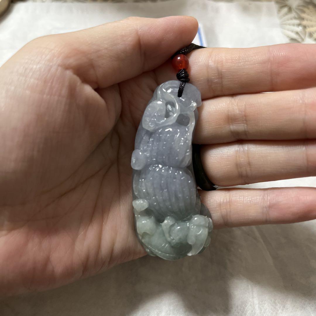 翡翠の彫刻ペンダント 薄い紫色緑色　新品ですが、天然石の為完璧品ではありません。