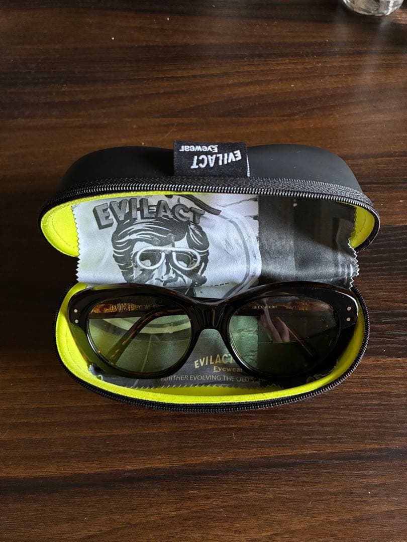 Evilact eyewear 調光レンズ　ケース付き
