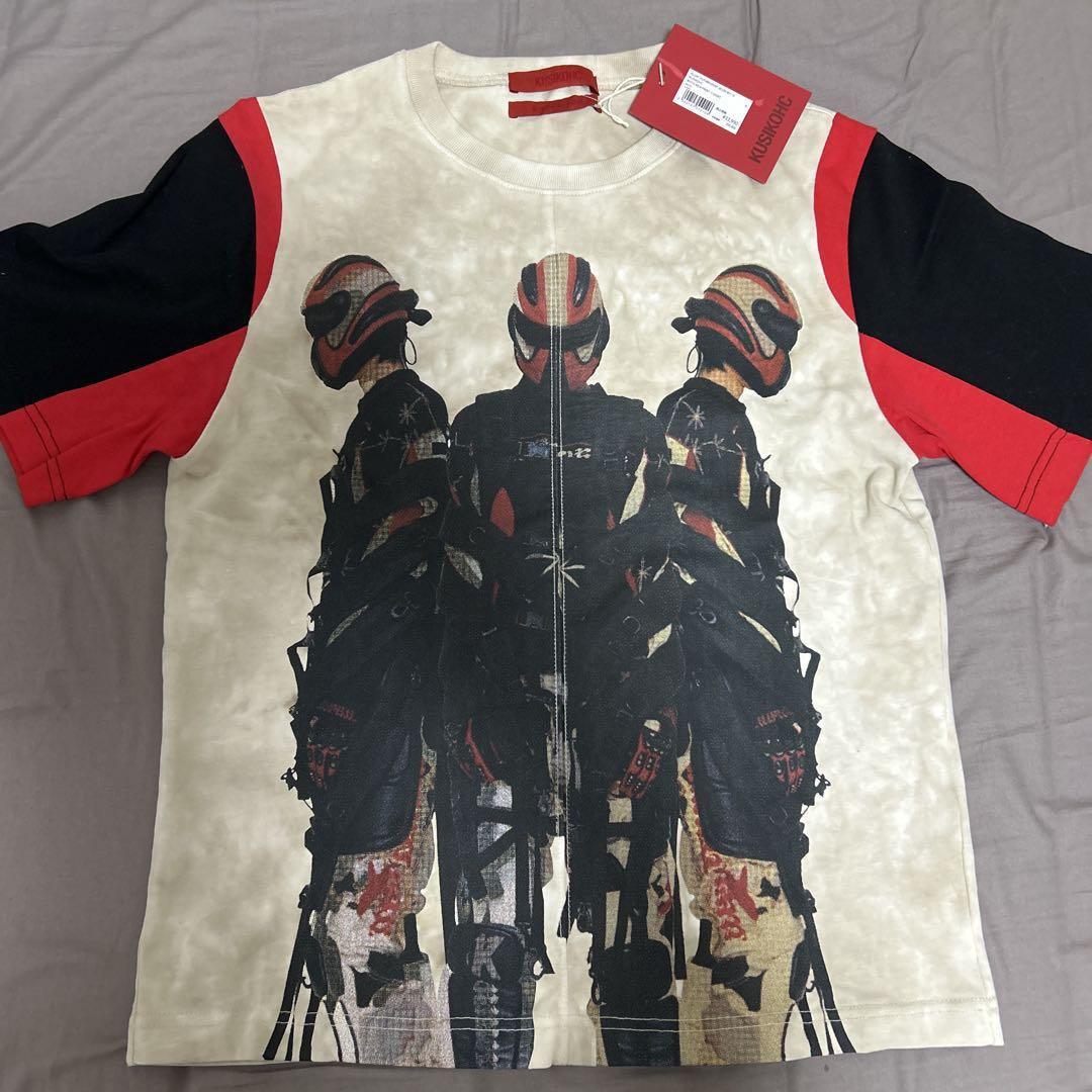 【関税込み】KUSIKOHC オフホワイト Moto Men プリントTシャツ KUSIKOHCのオフホワイト Moto Men プリントTシャツがセール中