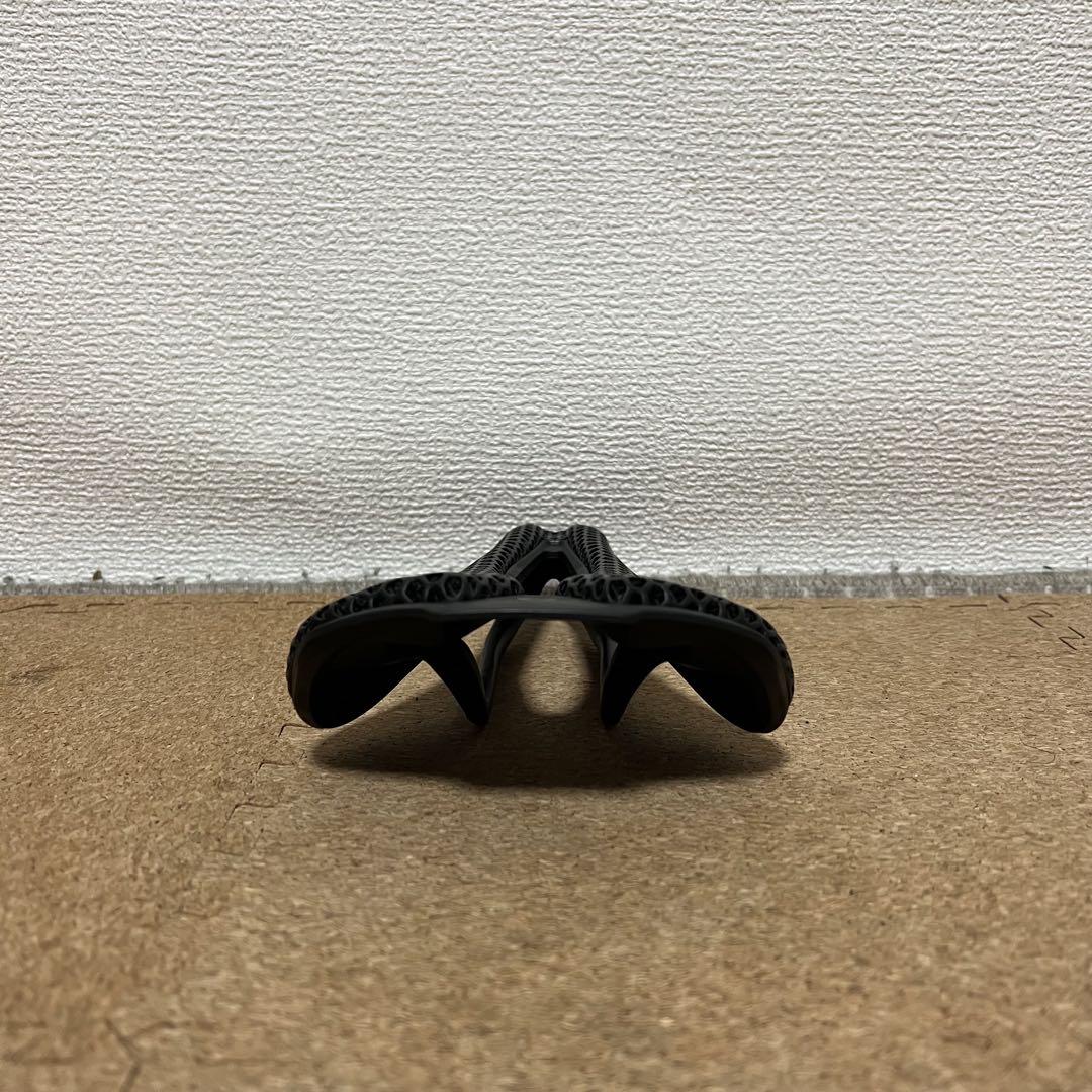 ロードバイク　クロスバイク　超軽量 3Dプリント　穴あき　サドル　カーボン
