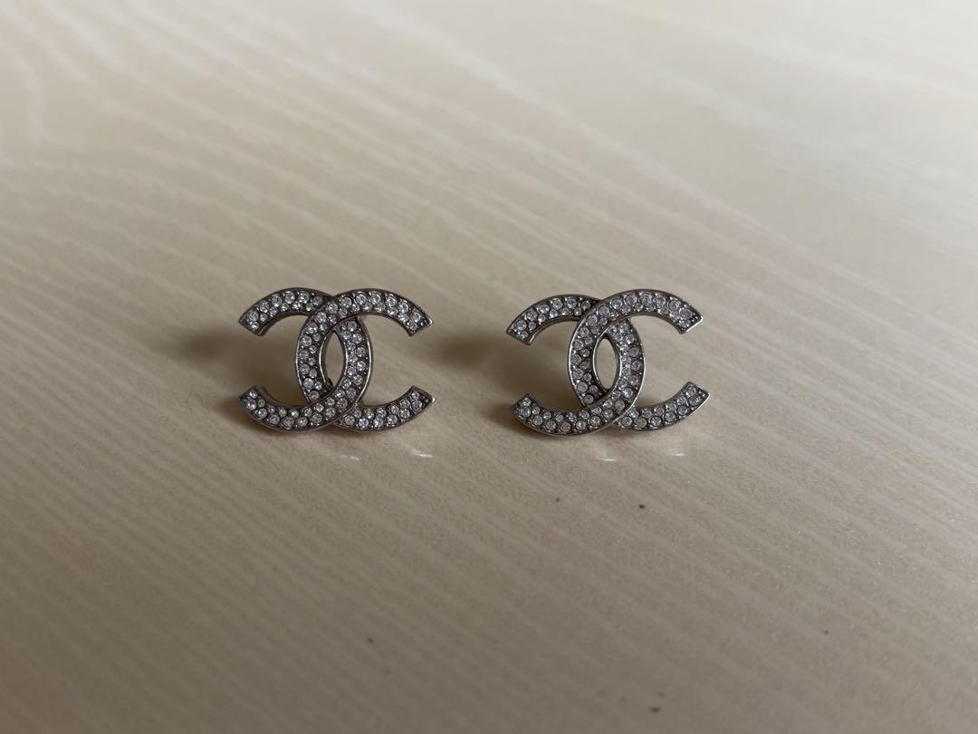 CHANEL ロゴピアス