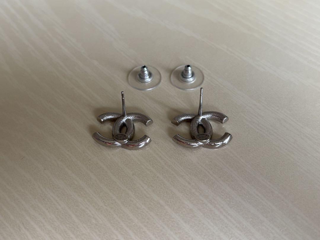 CHANEL ロゴピアス