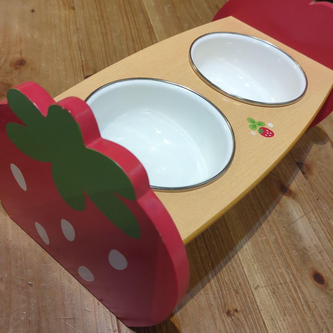いちご　イチゴ　食器台　ペット　餌　お水