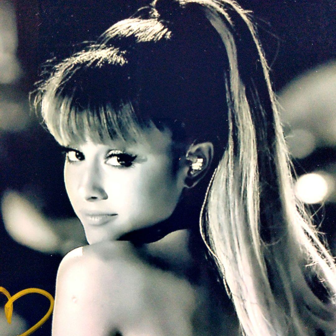 アリアナ・グランデ直筆サイン入り超大型写真…Ariana Grande