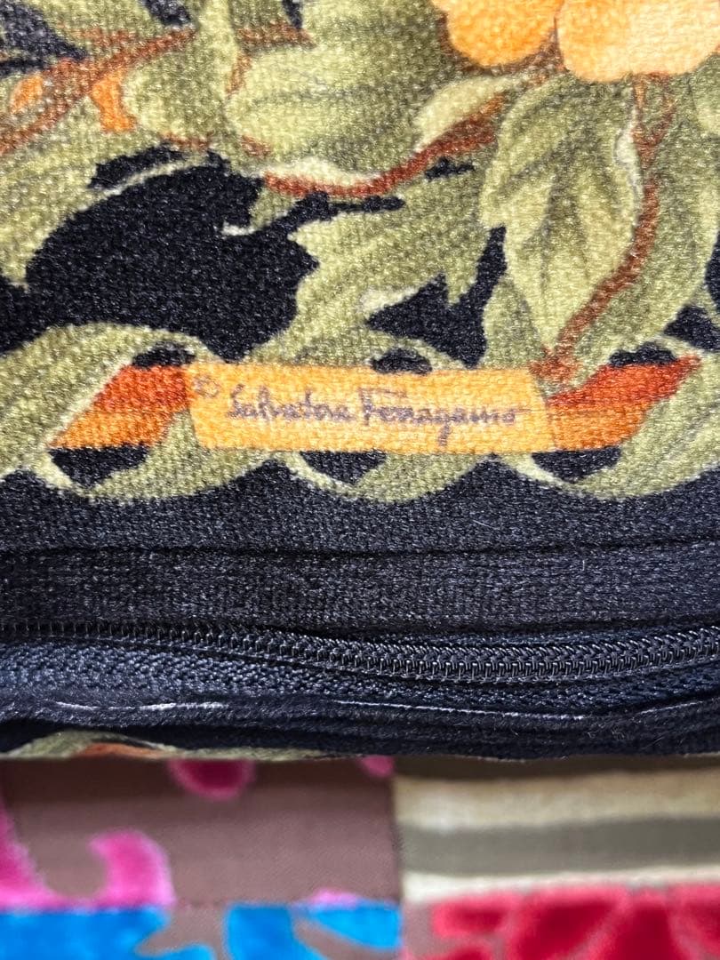 Salvatore Ferragamo クッション 花と鳥 NEXPOTALLINN_EU