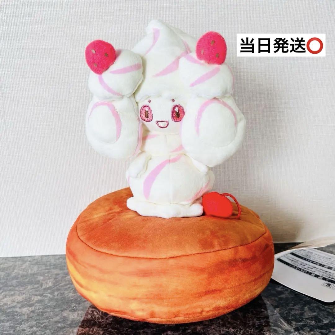 コメダ珈琲　ポケモンセンターナゴヤ クッション　ぬいぐるみ　マホイップ マホイップ」と「コメダ珈琲店」とのコラボグッズのぬいぐるみ