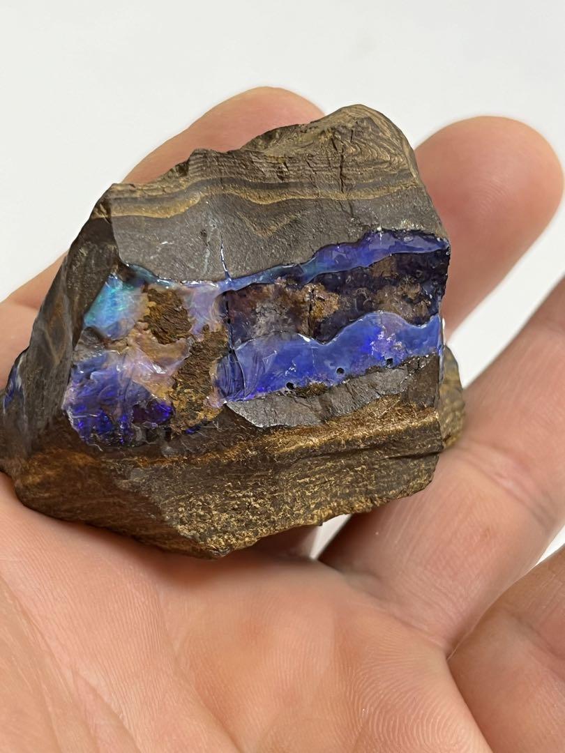 ボルダーオパール原石　約127g  ぐるっと　どの面が正面でも　綺麗な美しい原石